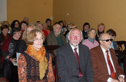 Renginio svečiai ir dalyviai, priekyje - Irena Seliukaitė, Libertas Klimka ir Vytautas Rimša.
